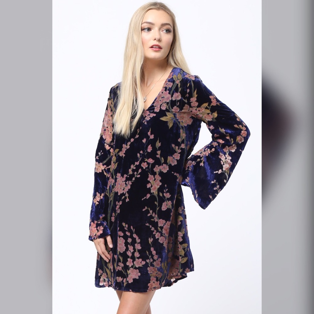 💕LAST 1! Navy Velvet Bell Sleeve Dress! Lined - Picture 4 of 6
